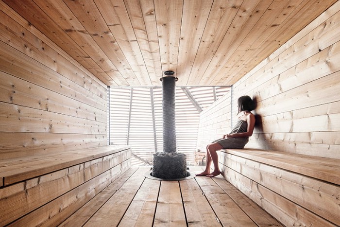 A região de Helsinki conhecida como Hernesaari anda passando por um forte desenvolvimento nos últimos anos. E foi lá que foi inaugurada umas das saunas mais bonitas que já vi na minha vida, a Loyly Sauna. A criação do escritório Avanto Architects surgiu no meio de um bairro que já foi conhecido pelas suas indústrias mas que, hoje em dia, anda se desenvolvendo como uma área urbana voltada para a comunidade local e o turismo. 