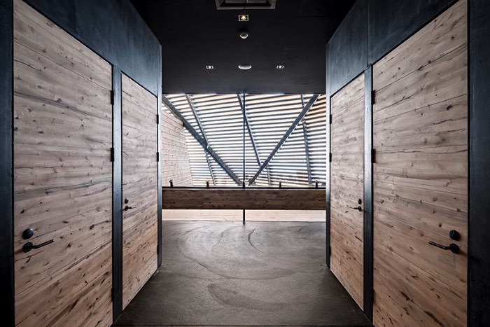 A região de Helsinki conhecida como Hernesaari anda passando por um forte desenvolvimento nos últimos anos. E foi lá que foi inaugurada umas das saunas mais bonitas que já vi na minha vida, a Loyly Sauna. A criação do escritório Avanto Architects surgiu no meio de um bairro que já foi conhecido pelas suas indústrias mas que, hoje em dia, anda se desenvolvendo como uma área urbana voltada para a comunidade local e o turismo. 