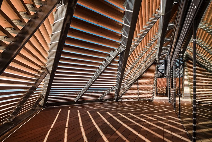 A região de Helsinki conhecida como Hernesaari anda passando por um forte desenvolvimento nos últimos anos. E foi lá que foi inaugurada umas das saunas mais bonitas que já vi na minha vida, a Loyly Sauna. A criação do escritório Avanto Architects surgiu no meio de um bairro que já foi conhecido pelas suas indústrias mas que, hoje em dia, anda se desenvolvendo como uma área urbana voltada para a comunidade local e o turismo. 