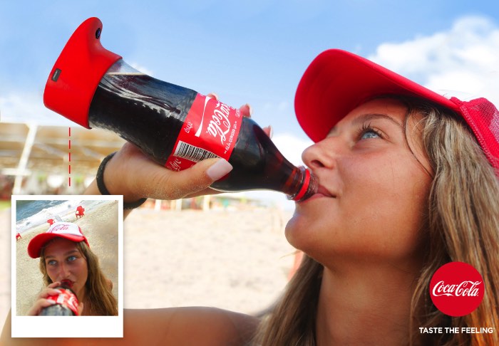 A Coca Cola sempre quer passar essa ideia de que cada momento que você passa bebendo o refrigerante vai ser o melhor momento da sua vida. Esse é, essencialmente, o conceito da marca e foi pensando nisso que me deparei com uma das ideias mais estúpidas que a publicidade mundial já colocou na minha frente: a Selfie Bottle.