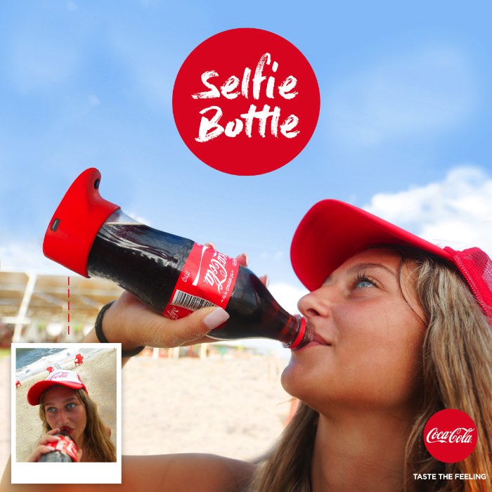 A Coca Cola sempre quer passar essa ideia de que cada momento que você passa bebendo o refrigerante vai ser o melhor momento da sua vida. Esse é, essencialmente, o conceito da marca e foi pensando nisso que me deparei com uma das ideias mais estúpidas que a publicidade mundial já colocou na minha frente: a Selfie Bottle. 