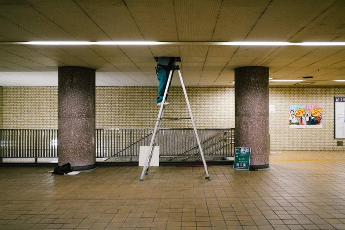 Em uma série de fotos chamada de Elimination Method, o fotógrafo japonês Mankichi Shinshi explora a solidão de indivíduos em fotografias espontâneas e em público. O que ele faz é que ele foca suas lentes em uma pessoa, um indivíduo no meio de um mundo de ações. 