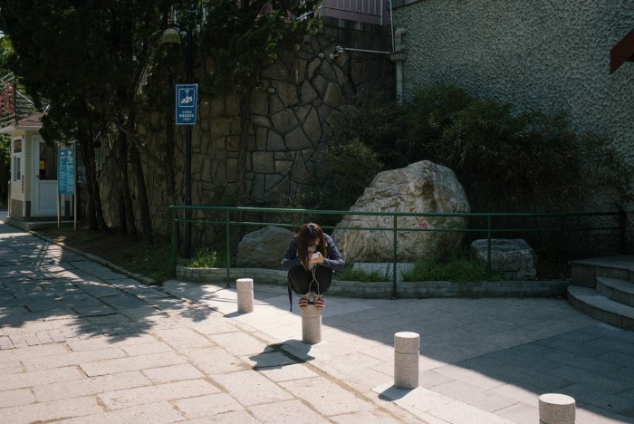 Em uma série de fotos chamada de Elimination Method, o fotógrafo japonês Mankichi Shinshi explora a solidão de indivíduos em fotografias espontâneas e em público. O que ele faz é que ele foca suas lentes em uma pessoa, um indivíduo no meio de um mundo de ações. 