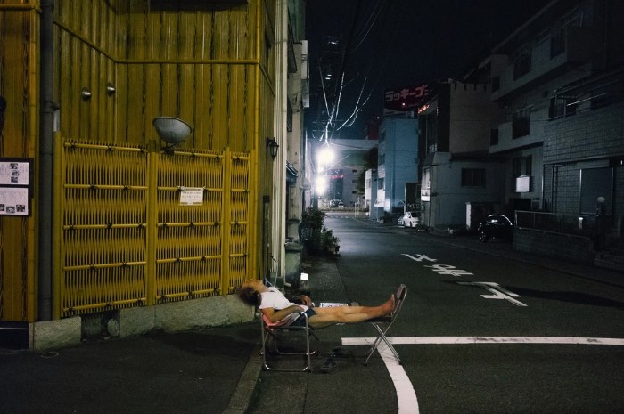 Em uma série de fotos chamada de Elimination Method, o fotógrafo japonês Mankichi Shinshi explora a solidão de indivíduos em fotografias espontâneas e em público. O que ele faz é que ele foca suas lentes em uma pessoa, um indivíduo no meio de um mundo de ações. 