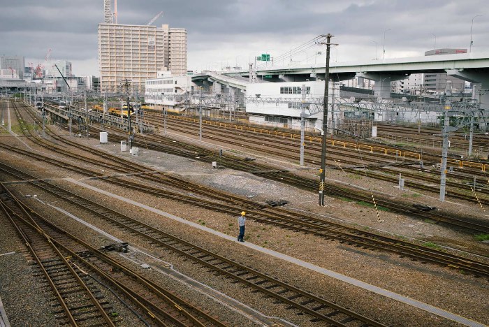 Em uma série de fotos chamada de Elimination Method, o fotógrafo japonês Mankichi Shinshi explora a solidão de indivíduos em fotografias espontâneas e em público. O que ele faz é que ele foca suas lentes em uma pessoa, um indivíduo no meio de um mundo de ações. 
