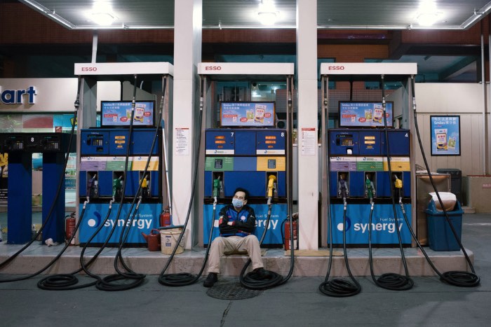 Em uma série de fotos chamada de Elimination Method, o fotógrafo japonês Mankichi Shinshi explora a solidão de indivíduos em fotografias espontâneas e em público. O que ele faz é que ele foca suas lentes em uma pessoa, um indivíduo no meio de um mundo de ações. 