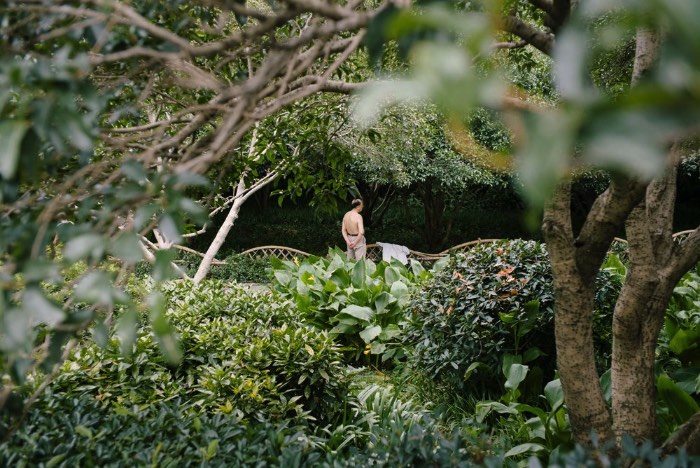Em uma série de fotos chamada de Elimination Method, o fotógrafo japonês Mankichi Shinshi explora a solidão de indivíduos em fotografias espontâneas e em público. O que ele faz é que ele foca suas lentes em uma pessoa, um indivíduo no meio de um mundo de ações. 