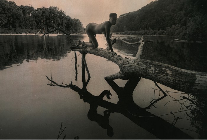 She DeTar cria mundos fantásticos com suas impressões fotográficas que removem tudo da realidade e transformam o mundo em algo etéreo e onírico. Ela faz isso usando de uma combinação de experimentalismo com um uso de cores bem fortes. Dessa forma ela captura a forma feminina com sua fotografia e a transforma em algo muito além com camadas e mais camadas de cores que dão uma texturas nova e adicionam elementos de fantasia a seu trabalho. 