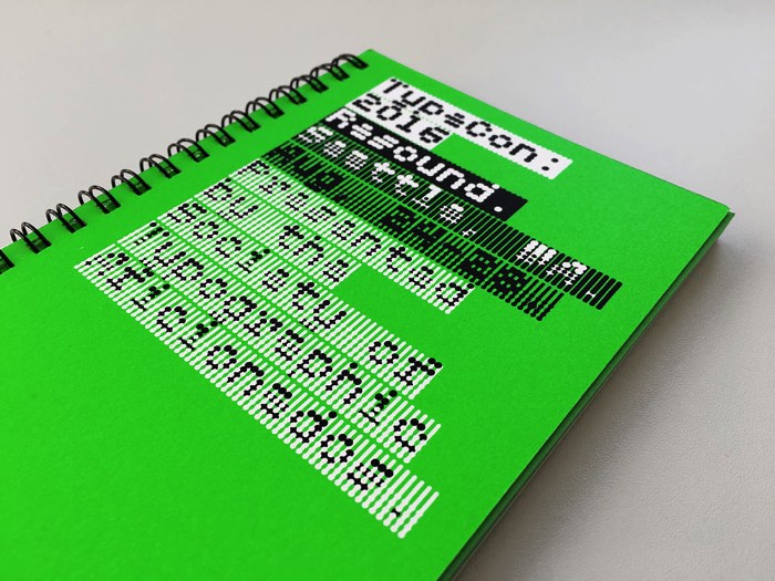 TypeCon 2016 foi o encontro anual da American Society of Typographic Aficionados, um dos maiores e mais significantes eventos de tipografia e design do calendário. Para o evento deste ano, o tema escolhido foi Resound e, com esse conceito em mente, o pessoal da agência britânica MuirMcNeil criou uma identidade visual bem interessante.