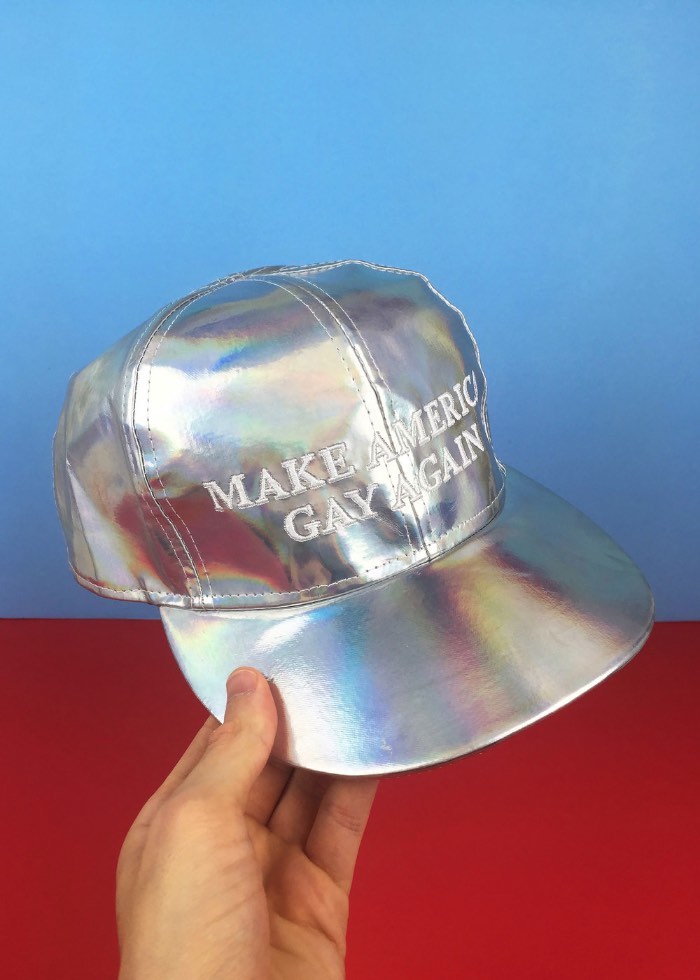 Make America Gay Again é uma forma de combater a preconceito contra toda a comunidade LGBTQ que alcançou um lugar ao sol, sem vergonha, com o processo da eleição americana e o resultado nada satisfatório da mesma. Um mundo com Donald Trump na liderança do país mais importante do ocidente é algo vergonhoso e devemos mostrar toda a bizarrice disso tudo. Podemos começar com um boné que faz brincadeira com o slogan que colocou um idiota na posição de poder. 