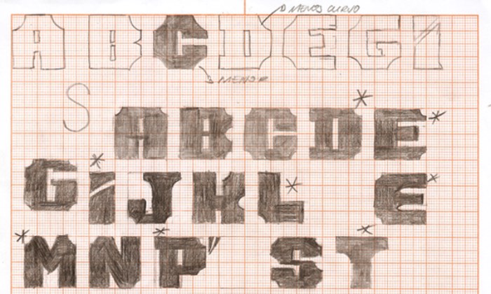 Mantenha Distância é o nome da fonte criada pelo designer brasileiro Rafael Hoffman, inspirada pelo lettering que é muito comum nas corredeiras e nas lameiras de caminhões por todo o Brasil. Algumas pessoas as chamam de degradês e elas vem com uma base quadrada ou retangular e um traço pesado, cortado nas laterais com linhas retas ou curvas. 