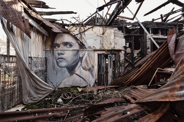 Rone é um artista australiano baseado em Melbourne que é famoso pelo seus enormes retratos de mulheres e ele acabou completando uma série de retratos em prédios abandonados. Nos últimos dois anos, Rone pesquisou os prédios de Melbourne e acabou encontrando algumas belezas escondidas em completo estado de decomposição e destruição. Foi nesses locais que ele resolveu pintar seus enormes retratos. 