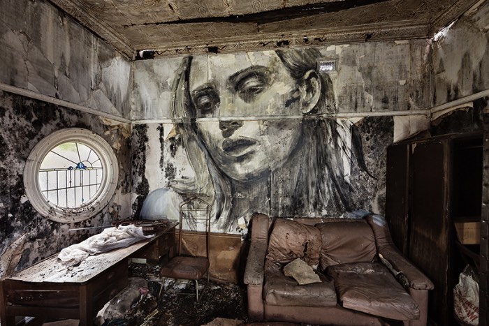 Rone é um artista australiano baseado em Melbourne que é famoso pelo seus enormes retratos de mulheres e ele acabou completando uma série de retratos em prédios abandonados. Nos últimos dois anos, Rone pesquisou os prédios de Melbourne e acabou encontrando algumas belezas escondidas em completo estado de decomposição e destruição. Foi nesses locais que ele resolveu pintar seus enormes retratos. 
