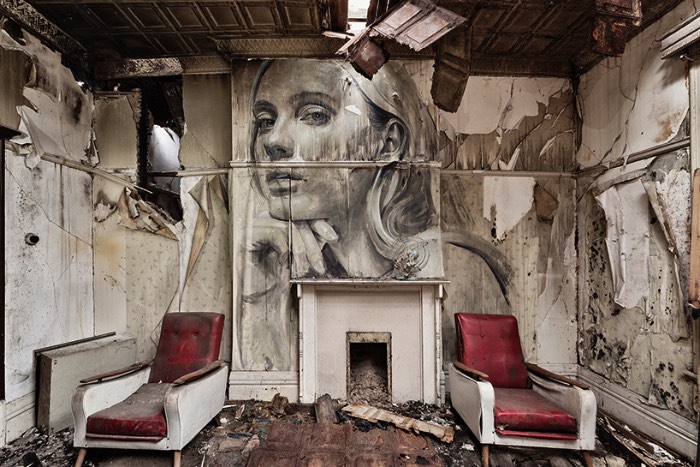 Rone é um artista australiano baseado em Melbourne que é famoso pelo seus enormes retratos de mulheres e ele acabou completando uma série de retratos em prédios abandonados. Nos últimos dois anos, Rone pesquisou os prédios de Melbourne e acabou encontrando algumas belezas escondidas em completo estado de decomposição e destruição. Foi nesses locais que ele resolveu pintar seus enormes retratos. 