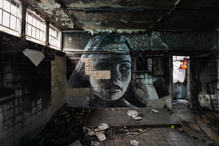 Rone é um artista australiano baseado em Melbourne que é famoso pelo seus enormes retratos de mulheres e ele acabou completando uma série de retratos em prédios abandonados. Nos últimos dois anos, Rone pesquisou os prédios de Melbourne e acabou encontrando algumas belezas escondidas em completo estado de decomposição e destruição. Foi nesses locais que ele resolveu pintar seus enormes retratos. 