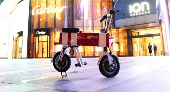 Motochimp é uma motocicleta elétrica tão pequena que ela parece ser de brinquedo. Faz parte do conceito visual desse novo lançamento da empresa chinesa Vanda Electrics e surgiu de um desenho criado por uma criança de 10 anos. A ideia era colocar um pouco do encanto infantil na rotina do dia a dia e tentar enxergar alguma coisa divertida nas ruas das grandes cidade do mundo. 