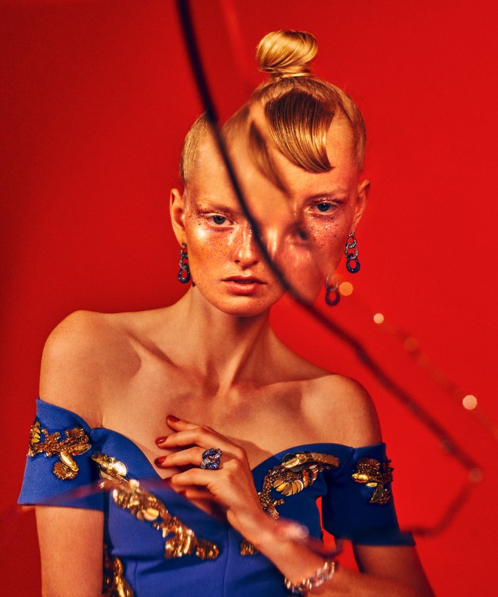 My Reflection é o nome desse ensaio fotográfico de Elizaveta Porodina para a revista Gala aqui da Alemanha. A modelo das fotos é Soetkin Van Look e eu gostei muito da composição das fotos e de como as cores e o tratamento das mesmas acabou criando um visual vintage que me lembra um pouco a fotografia de moda dos anos setenta. Mas com muito mais estilo e qualidade agora.