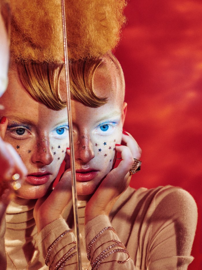 My Reflection é o nome desse ensaio fotográfico de Elizaveta Porodina para a revista Gala aqui da Alemanha. A modelo das fotos é Soetkin Van Look e eu gostei muito da composição das fotos e de como as cores e o tratamento das mesmas acabou criando um visual vintage que me lembra um pouco a fotografia de moda dos anos setenta. Mas com muito mais estilo e qualidade agora.