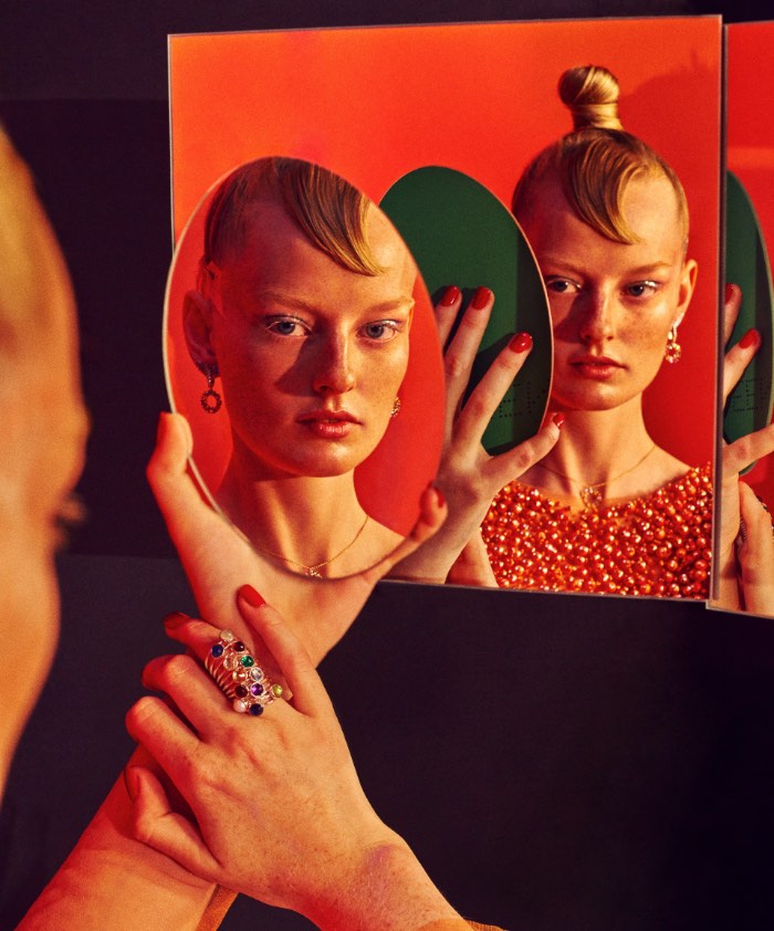 My Reflection é o nome desse ensaio fotográfico de Elizaveta Porodina para a revista Gala aqui da Alemanha. A modelo das fotos é Soetkin Van Look e eu gostei muito da composição das fotos e de como as cores e o tratamento das mesmas acabou criando um visual vintage que me lembra um pouco a fotografia de moda dos anos setenta. Mas com muito mais estilo e qualidade agora.