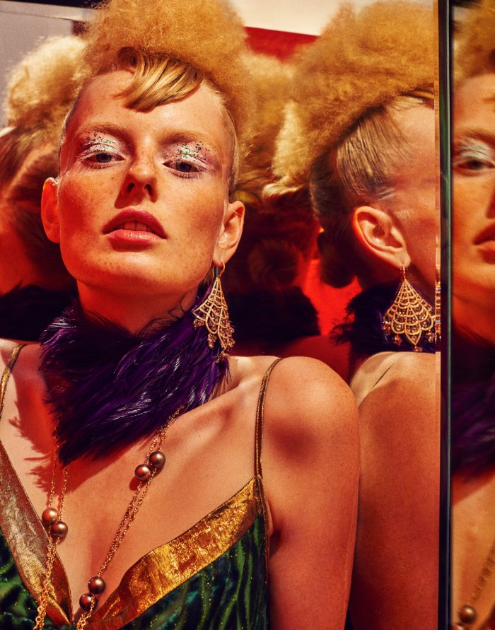 My Reflection é o nome desse ensaio fotográfico de Elizaveta Porodina para a revista Gala aqui da Alemanha. A modelo das fotos é Soetkin Van Look e eu gostei muito da composição das fotos e de como as cores e o tratamento das mesmas acabou criando um visual vintage que me lembra um pouco a fotografia de moda dos anos setenta. Mas com muito mais estilo e qualidade agora.