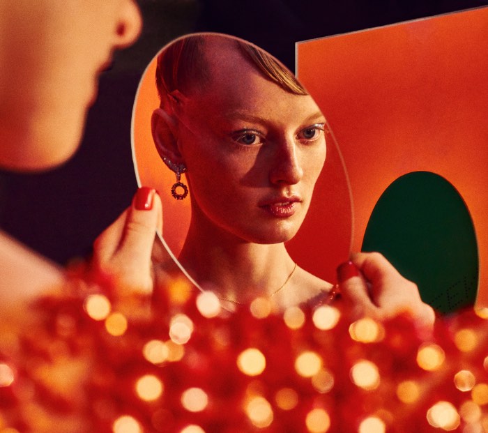 My Reflection é o nome desse ensaio fotográfico de Elizaveta Porodina para a revista Gala aqui da Alemanha. A modelo das fotos é Soetkin Van Look e eu gostei muito da composição das fotos e de como as cores e o tratamento das mesmas acabou criando um visual vintage que me lembra um pouco a fotografia de moda dos anos setenta. Mas com muito mais estilo e qualidade agora.