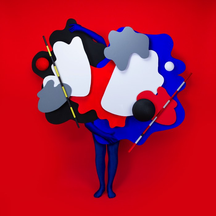 Leta Sobierajski é uma designer multidisciplinar e diretora de arte baseada em Nova Iorque que mistura elementos do design gráfico tradicional com fotografia e belas artes para criar um estilo único. Dar uma passada no seu portfólio é um dos pontos altos do meu dia já que eu sei que vou encontrar uma grande variedade de estilos, sempre criado da melhor forma possível. Variando de identidades visuais sofisticadas, passando por composições que muitos chamariam de bizarras.