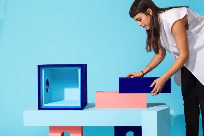 Leta Sobierajski é uma designer multidisciplinar e diretora de arte baseada em Nova Iorque que mistura elementos do design gráfico tradicional com fotografia e belas artes para criar um estilo único. Dar uma passada no seu portfólio é um dos pontos altos do meu dia já que eu sei que vou encontrar uma grande variedade de estilos, sempre criado da melhor forma possível. Variando de identidades visuais sofisticadas, passando por composições que muitos chamariam de bizarras.