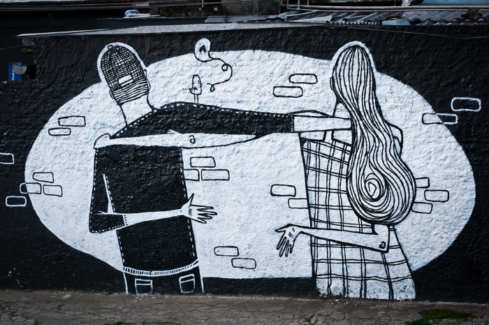 Os trabalhos de Alex Senna são feitos em preto e branco e essa decisão estética foi feita para pagar tributo a vida mundana das pessoas simples. Algumas delas vem com sombras que são distorcidas por ângulos inexistentes e acabam criando uma espécie de ilusão de ótica que eu adorei ver. Muitos desses trabalhos foram feitos na região da Pompéia, um dos lugares que morei na capital paulista. 