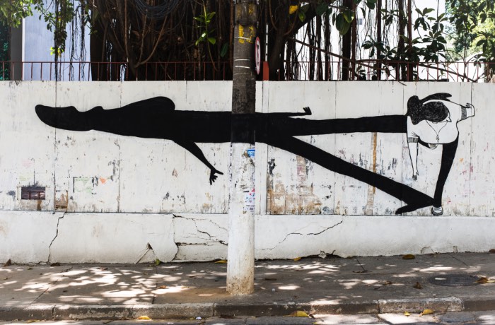 Os trabalhos de Alex Senna são feitos em preto e branco e essa decisão estética foi feita para pagar tributo a vida mundana das pessoas simples. Algumas delas vem com sombras que são distorcidas por ângulos inexistentes e acabam criando uma espécie de ilusão de ótica que eu adorei ver. Muitos desses trabalhos foram feitos na região da Pompéia, um dos lugares que morei na capital paulista. 