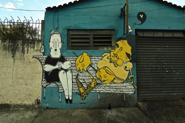 Os trabalhos de Alex Senna são feitos em preto e branco e essa decisão estética foi feita para pagar tributo a vida mundana das pessoas simples. Algumas delas vem com sombras que são distorcidas por ângulos inexistentes e acabam criando uma espécie de ilusão de ótica que eu adorei ver. Muitos desses trabalhos foram feitos na região da Pompéia, um dos lugares que morei na capital paulista. 