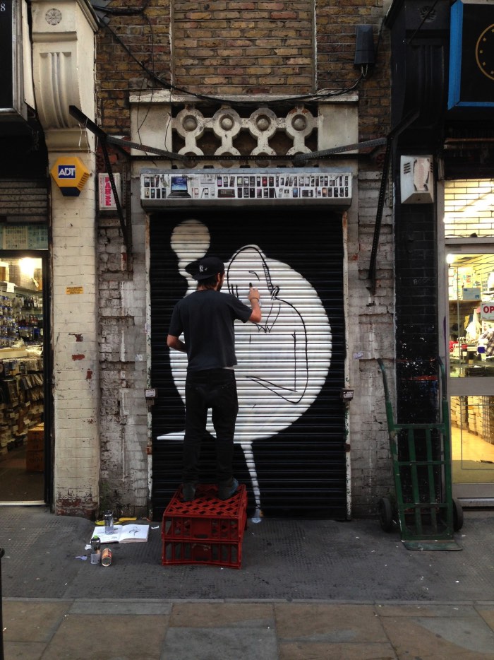 Os trabalhos de Alex Senna são feitos em preto e branco e essa decisão estética foi feita para pagar tributo a vida mundana das pessoas simples. Algumas delas vem com sombras que são distorcidas por ângulos inexistentes e acabam criando uma espécie de ilusão de ótica que eu adorei ver. Muitos desses trabalhos foram feitos na região da Pompéia, um dos lugares que morei na capital paulista. 