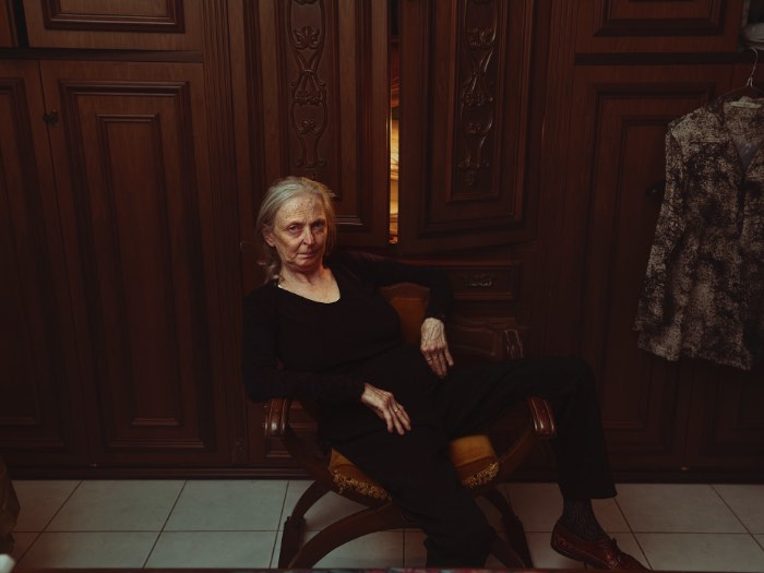 Niko Giovanni Coniglio começou a fotografar sua mãe para aprender melhor como usar sua câmera fotográfica. E ele continuou fazendo isso para passar mais tempo com ela. Hoje em dia, esse projeto fotográfico se tornou ainda maior e as fotos se tornaram uma espécie de ponte no relacionamento dos dois. Como se a fotografia fizesse com que ambos se conhecessem ainda melhor e preenchesse as diferenças que eles tem. 