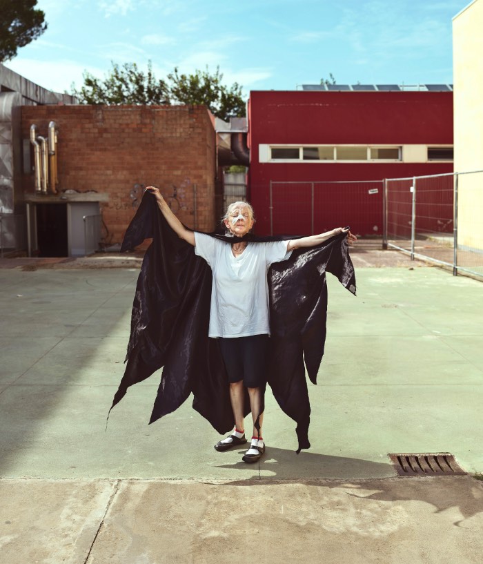 Niko Giovanni Coniglio começou a fotografar sua mãe para aprender melhor como usar sua câmera fotográfica. E ele continuou fazendo isso para passar mais tempo com ela. Hoje em dia, esse projeto fotográfico se tornou ainda maior e as fotos se tornaram uma espécie de ponte no relacionamento dos dois. Como se a fotografia fizesse com que ambos se conhecessem ainda melhor e preenchesse as diferenças que eles tem. 