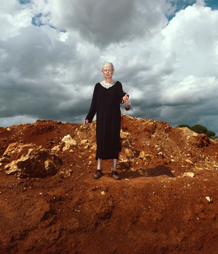 Niko Giovanni Coniglio começou a fotografar sua mãe para aprender melhor como usar sua câmera fotográfica. E ele continuou fazendo isso para passar mais tempo com ela. Hoje em dia, esse projeto fotográfico se tornou ainda maior e as fotos se tornaram uma espécie de ponte no relacionamento dos dois. Como se a fotografia fizesse com que ambos se conhecessem ainda melhor e preenchesse as diferenças que eles tem. 
