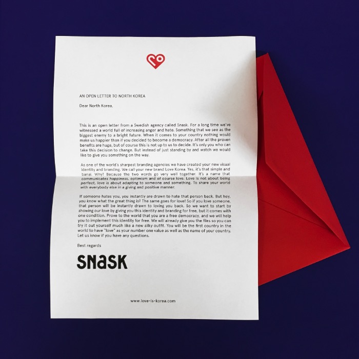 O pessoal da agência de branding sueca Snask resolveu criar um projeto dos sonhos de todo mundo: fazer o projeto de rebranding de um país. Mas, nesse caso, não foi o país que veio até eles. A Snask resolveu trabalhar no rebranding de um país que aparece sempre nos jornais do mundo como um dos lugares mais odiosos da atualidade.Foi assim que eles resolveram trabalhar com o rebranding da Coréia do Norte. É sério isso. Tão sério que o material foi enviado para a Embaixada do país na Suécia e ainda inclui um pequeno manifesto explicando os motivos e as ideias por trás desse trabalho.