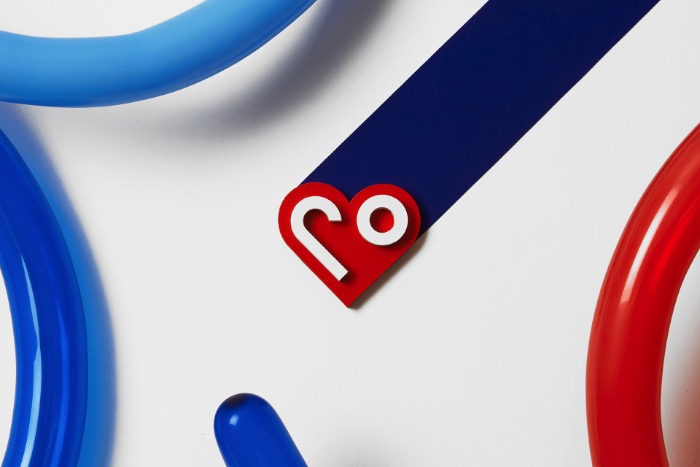 O pessoal da agência de branding sueca Snask resolveu criar um projeto dos sonhos de todo mundo: fazer o projeto de rebranding de um país. Mas, nesse caso, não foi o país que veio até eles. A Snask resolveu trabalhar no rebranding de um país que aparece sempre nos jornais do mundo como um dos lugares mais odiosos da atualidade.Foi assim que eles resolveram trabalhar com o rebranding da Coréia do Norte. É sério isso. Tão sério que o material foi enviado para a Embaixada do país na Suécia e ainda inclui um pequeno manifesto explicando os motivos e as ideias por trás desse trabalho.