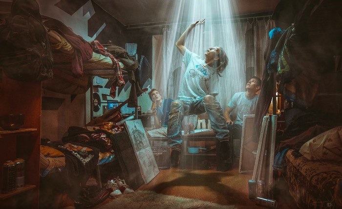 O artista Dmitry Rogozhkin cruza todas as fronteiras entre a realidade e a fantasia através das imagens que cria usando de todos seus conhecimentos de técnicas fotográficas. Imagens essas que seguem um conceito visual quase surreal, são iluminadas de forma cinemática e vem com retratos dramáticos que misturam um luxo decadente que se põe em contraste com ambientes em decomposição. 