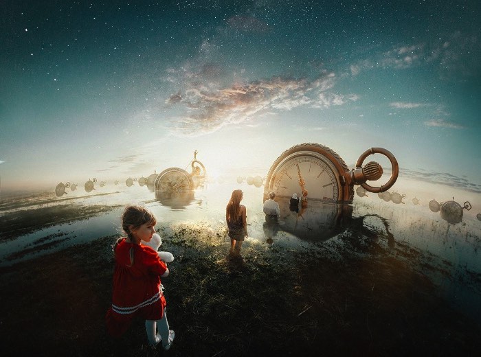 O artista Dmitry Rogozhkin cruza todas as fronteiras entre a realidade e a fantasia através das imagens que cria usando de todos seus conhecimentos de técnicas fotográficas. Imagens essas que seguem um conceito visual quase surreal, são iluminadas de forma cinemática e vem com retratos dramáticos que misturam um luxo decadente que se põe em contraste com ambientes em decomposição. 