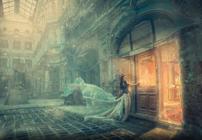 O artista Dmitry Rogozhkin cruza todas as fronteiras entre a realidade e a fantasia através das imagens que cria usando de todos seus conhecimentos de técnicas fotográficas. Imagens essas que seguem um conceito visual quase surreal, são iluminadas de forma cinemática e vem com retratos dramáticos que misturam um luxo decadente que se põe em contraste com ambientes em decomposição. 