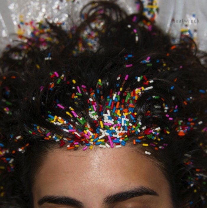 Baseados em Los Angeles, o Meatwreck é uma colaboração fotográfica entre o casal de artistas Mitra Saboury e Derek Paul Boyle. E as criações visuais dessa dupla de artistas consegue beirar o perturbador com uma frequência quase que diária. Pelo menos é isso que vejo no portfólio deles e no perfil que eles mantêm no instagram.