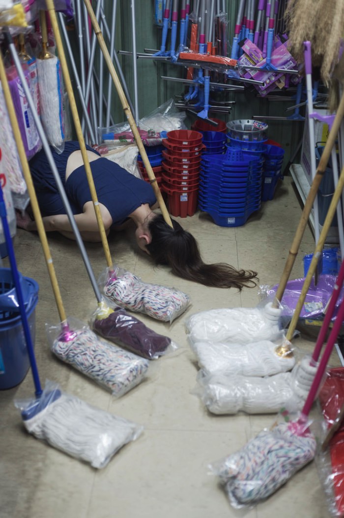 Lin Yung Cheng, também conhecida online como 3cm, é uma artista de Taiwan que coloca suas observações sociais em seu trabalho. Trabalho esse que inclui e consiste de retratos de mulheres, feminilidade e corpos femininos. Muitas vezes essas imagens acabam sendo alteradas com alguns elementos de body modification e foi isso que capturou minha atenção inicialmente. Hoje em dia, seu trabalho anda mais expressivo e você pode ver mais do que estou falando nas imagens que selecionei logo abaixo.