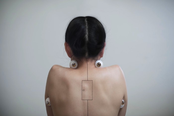 Lin Yung Cheng, também conhecida online como 3cm, é uma artista de Taiwan que coloca suas observações sociais em seu trabalho. Trabalho esse que inclui e consiste de retratos de mulheres, feminilidade e corpos femininos. Muitas vezes essas imagens acabam sendo alteradas com alguns elementos de body modification e foi isso que capturou minha atenção inicialmente. Hoje em dia, seu trabalho anda mais expressivo e você pode ver mais do que estou falando nas imagens que selecionei logo abaixo.