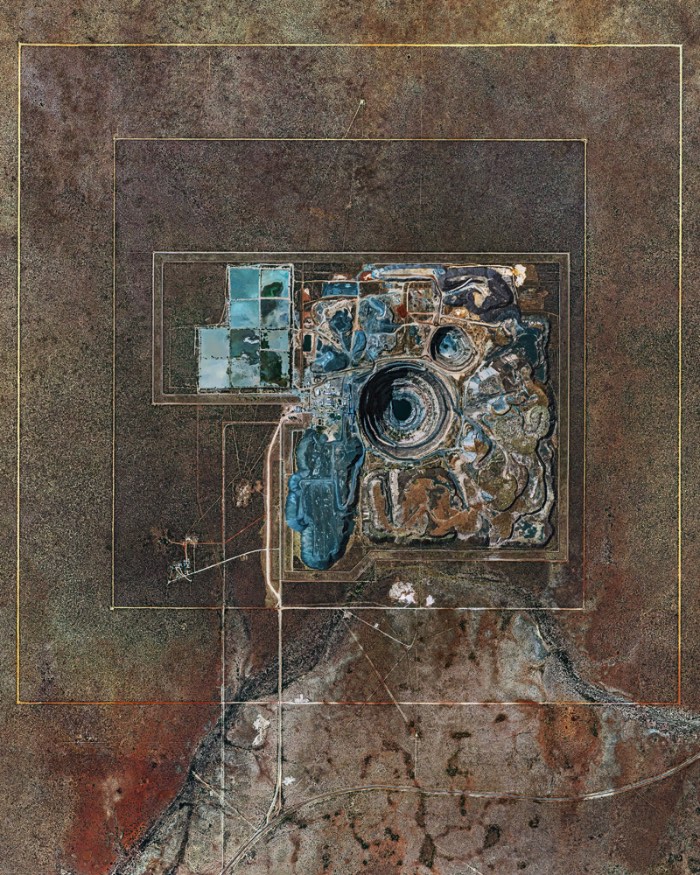 Bernhard Lang é um fotógrafo aéreo que trabalha com suas fotografias panorâmicas desde 2010. Sempre com a finalidade de mostrar o impacto que nós seres humanos causamos a superfície da Terra. Ele tira suas fotos usando de helicópteros ou pequenos aviões, sempre com a ideia de conseguir chegar o mais alto possível, para conseguir uma visão bem panorâmica do local. Algumas vezes, Bernhard Lang consegue usar de satélites para criar suas imagens e isso é mais do que um sonho para ele. Afinal, é assim que ele consegue imagens mais amplas do que ele conseguiria normalmente. 