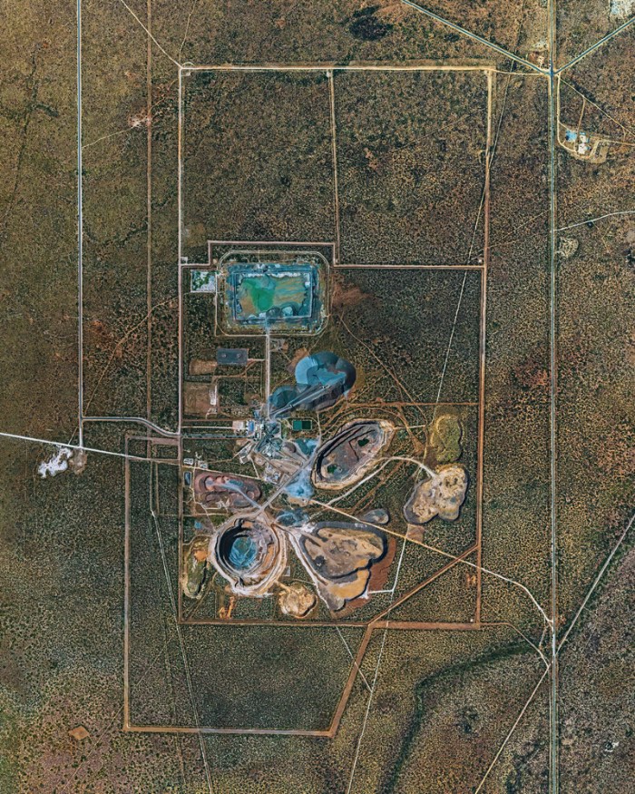 Bernhard Lang é um fotógrafo aéreo que trabalha com suas fotografias panorâmicas desde 2010. Sempre com a finalidade de mostrar o impacto que nós seres humanos causamos a superfície da Terra. Ele tira suas fotos usando de helicópteros ou pequenos aviões, sempre com a ideia de conseguir chegar o mais alto possível, para conseguir uma visão bem panorâmica do local. Algumas vezes, Bernhard Lang consegue usar de satélites para criar suas imagens e isso é mais do que um sonho para ele. Afinal, é assim que ele consegue imagens mais amplas do que ele conseguiria normalmente. 