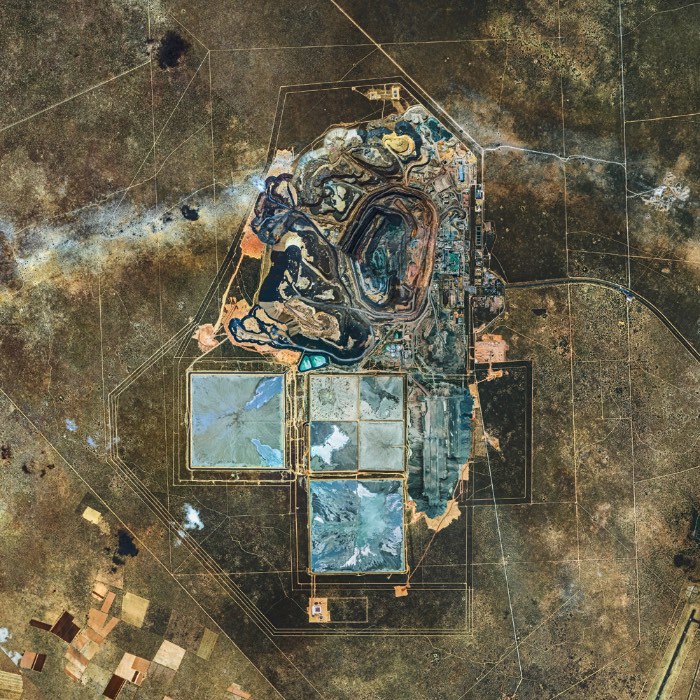 Bernhard Lang é um fotógrafo aéreo que trabalha com suas fotografias panorâmicas desde 2010. Sempre com a finalidade de mostrar o impacto que nós seres humanos causamos a superfície da Terra. Ele tira suas fotos usando de helicópteros ou pequenos aviões, sempre com a ideia de conseguir chegar o mais alto possível, para conseguir uma visão bem panorâmica do local. Algumas vezes, Bernhard Lang consegue usar de satélites para criar suas imagens e isso é mais do que um sonho para ele. Afinal, é assim que ele consegue imagens mais amplas do que ele conseguiria normalmente. 