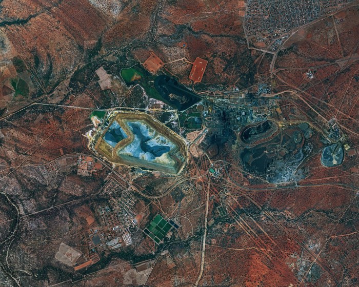 Bernhard Lang é um fotógrafo aéreo que trabalha com suas fotografias panorâmicas desde 2010. Sempre com a finalidade de mostrar o impacto que nós seres humanos causamos a superfície da Terra. Ele tira suas fotos usando de helicópteros ou pequenos aviões, sempre com a ideia de conseguir chegar o mais alto possível, para conseguir uma visão bem panorâmica do local. Algumas vezes, Bernhard Lang consegue usar de satélites para criar suas imagens e isso é mais do que um sonho para ele. Afinal, é assim que ele consegue imagens mais amplas do que ele conseguiria normalmente. 