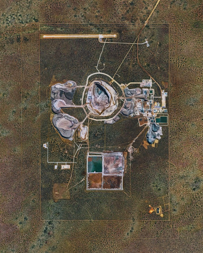 Bernhard Lang é um fotógrafo aéreo que trabalha com suas fotografias panorâmicas desde 2010. Sempre com a finalidade de mostrar o impacto que nós seres humanos causamos a superfície da Terra. Ele tira suas fotos usando de helicópteros ou pequenos aviões, sempre com a ideia de conseguir chegar o mais alto possível, para conseguir uma visão bem panorâmica do local. Algumas vezes, Bernhard Lang consegue usar de satélites para criar suas imagens e isso é mais do que um sonho para ele. Afinal, é assim que ele consegue imagens mais amplas do que ele conseguiria normalmente. 