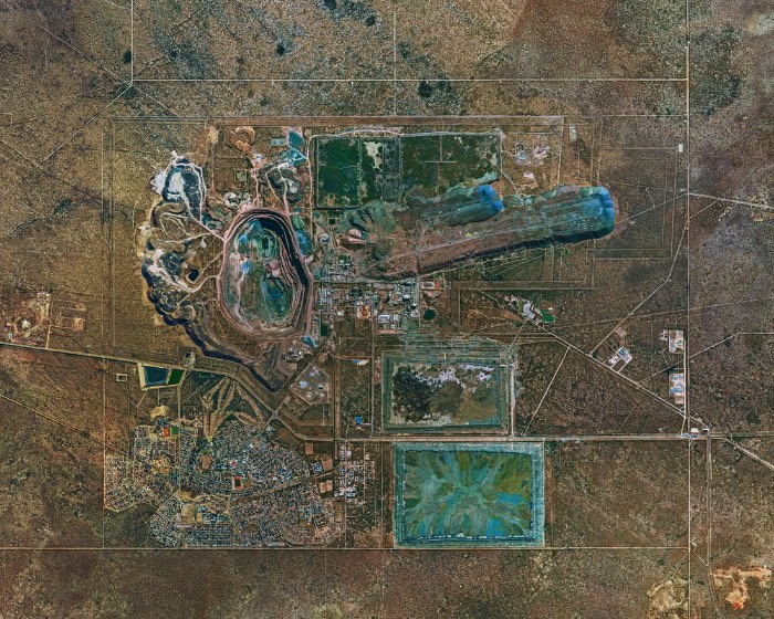 Bernhard Lang é um fotógrafo aéreo que trabalha com suas fotografias panorâmicas desde 2010. Sempre com a finalidade de mostrar o impacto que nós seres humanos causamos a superfície da Terra. Ele tira suas fotos usando de helicópteros ou pequenos aviões, sempre com a ideia de conseguir chegar o mais alto possível, para conseguir uma visão bem panorâmica do local. Algumas vezes, Bernhard Lang consegue usar de satélites para criar suas imagens e isso é mais do que um sonho para ele. Afinal, é assim que ele consegue imagens mais amplas do que ele conseguiria normalmente. 