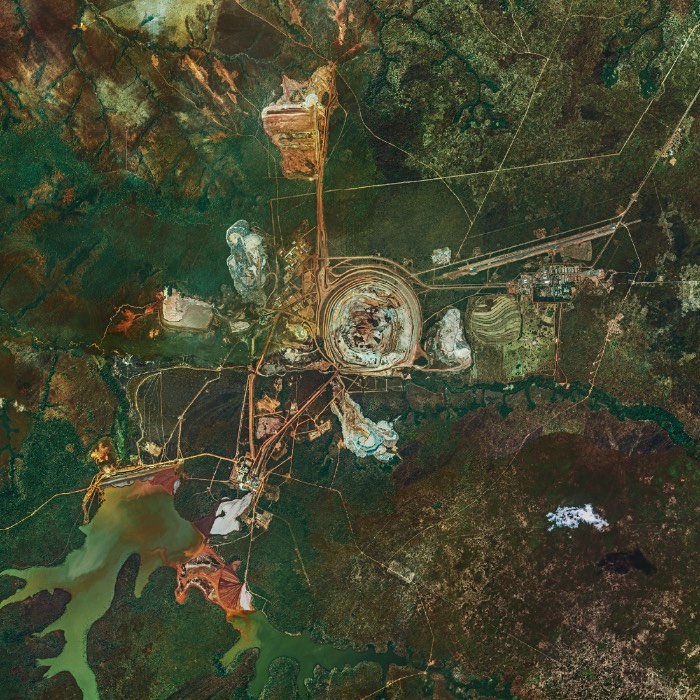 Bernhard Lang é um fotógrafo aéreo que trabalha com suas fotografias panorâmicas desde 2010. Sempre com a finalidade de mostrar o impacto que nós seres humanos causamos a superfície da Terra. Ele tira suas fotos usando de helicópteros ou pequenos aviões, sempre com a ideia de conseguir chegar o mais alto possível, para conseguir uma visão bem panorâmica do local. Algumas vezes, Bernhard Lang consegue usar de satélites para criar suas imagens e isso é mais do que um sonho para ele. Afinal, é assim que ele consegue imagens mais amplas do que ele conseguiria normalmente. 
