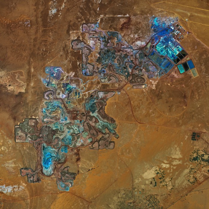 Bernhard Lang é um fotógrafo aéreo que trabalha com suas fotografias panorâmicas desde 2010. Sempre com a finalidade de mostrar o impacto que nós seres humanos causamos a superfície da Terra. Ele tira suas fotos usando de helicópteros ou pequenos aviões, sempre com a ideia de conseguir chegar o mais alto possível, para conseguir uma visão bem panorâmica do local. Algumas vezes, Bernhard Lang consegue usar de satélites para criar suas imagens e isso é mais do que um sonho para ele. Afinal, é assim que ele consegue imagens mais amplas do que ele conseguiria normalmente. 